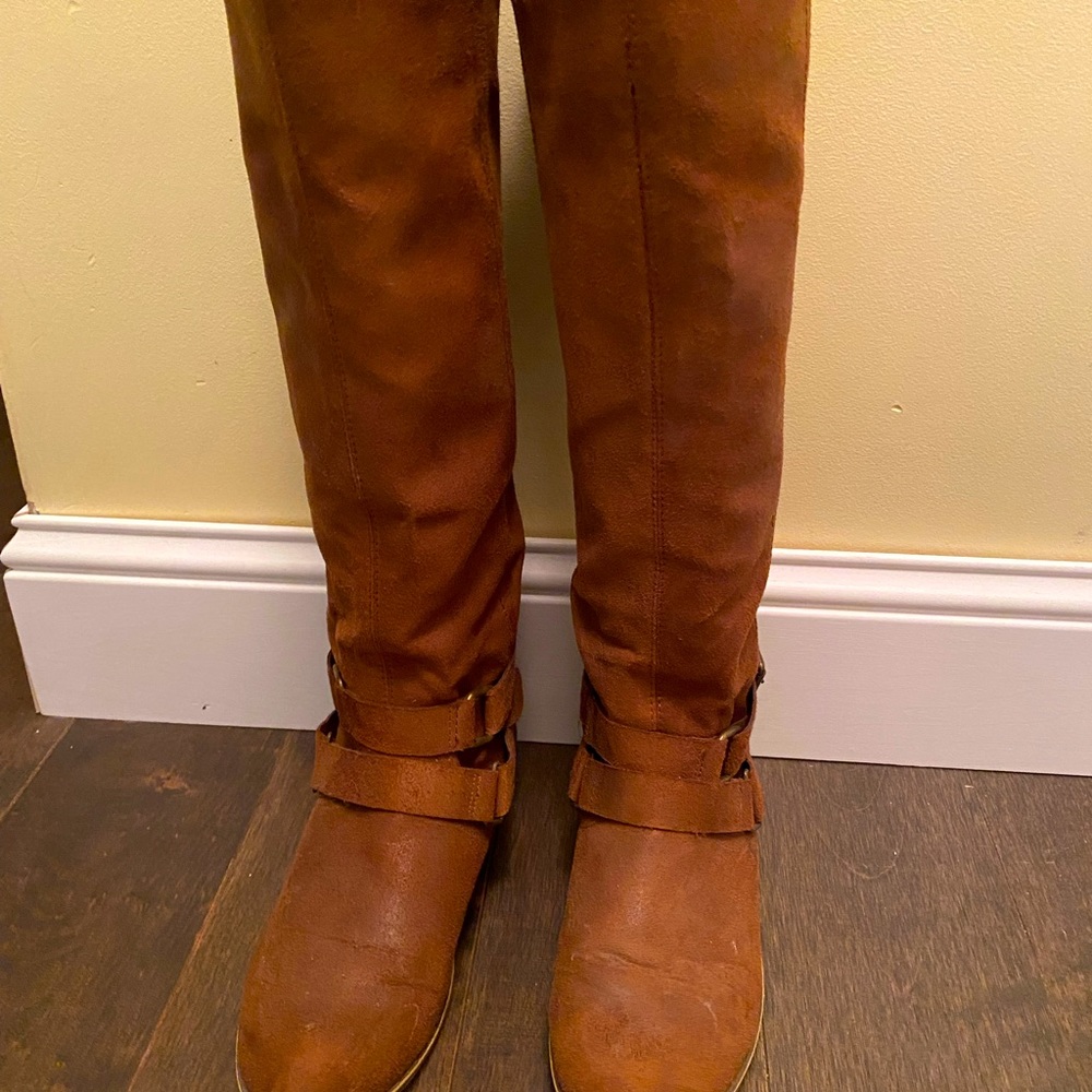 There are fashionable tall boots with zippers in the back - Picture 3 of 3